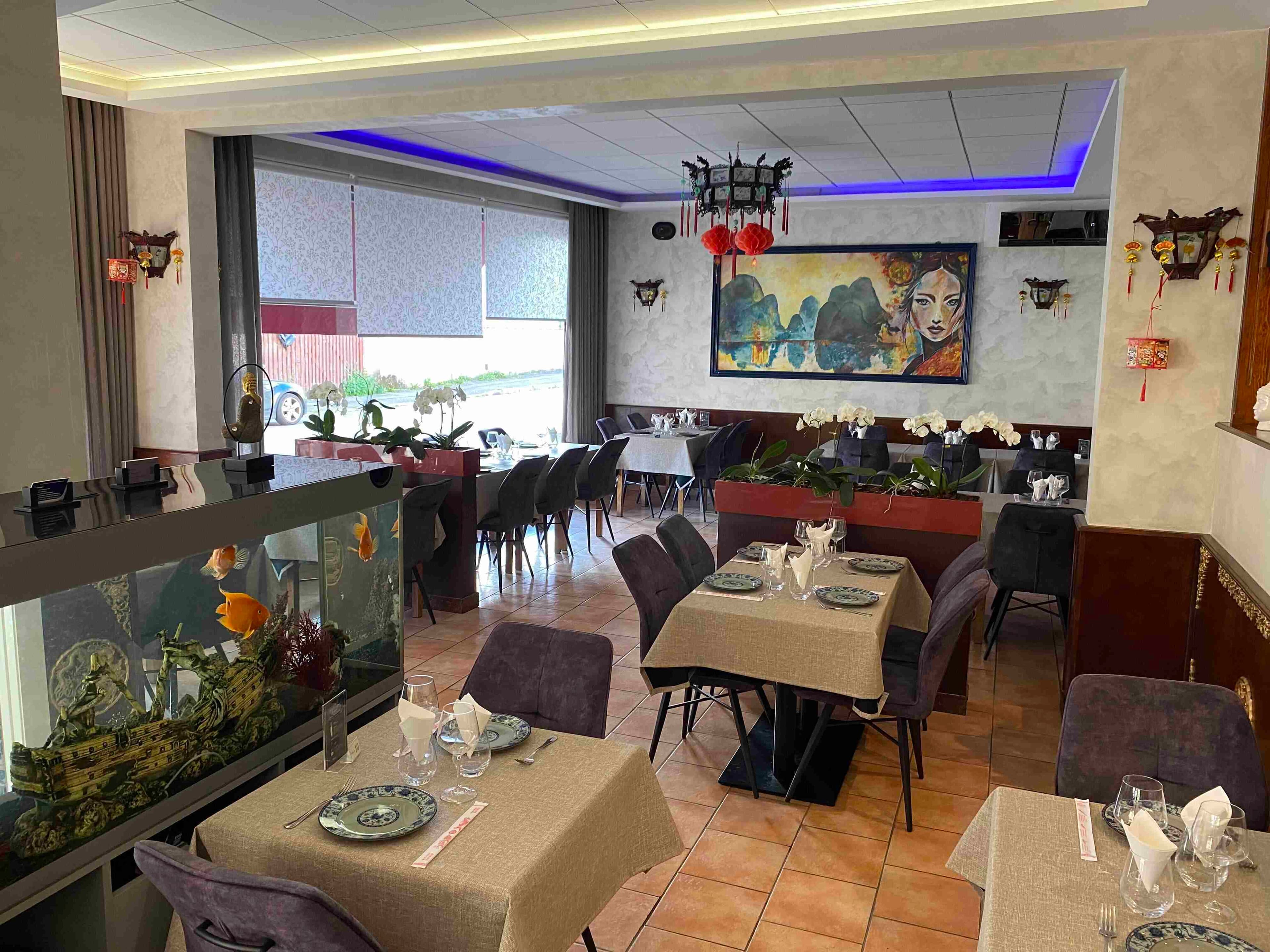 Décor chaleureux du restaurant asiatique
